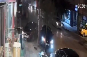 Elazığ’da iki otomobil çarpıştı: O anlar kamerada 