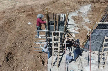 Elazığ’da inşaat işçilerinin sıcak havalarda ekmek mücadelesi 