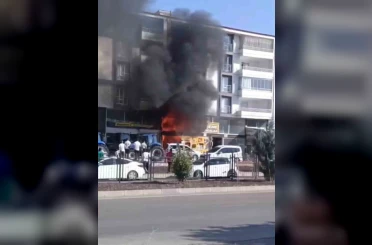 Elazığ’da iş yeri alevlere teslim oldu 