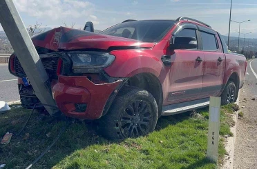 Elazığ’da kamyonet direğe çarptı: 1 yaralı 