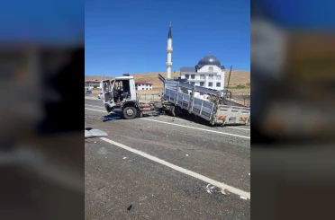 Elazığ’da kamyonlar çarpıştı: 1 yaralı 