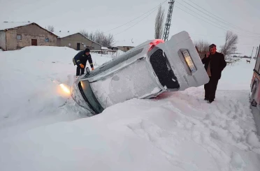 Elazığ’da karda kayan hafif ticari araç devrildi: 2 yaralı 
