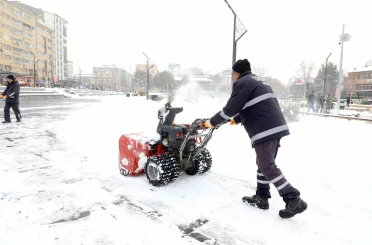Elazığ’da karla mücadele çalışmaları sürüyor 