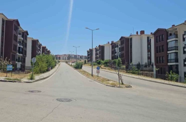 Elazığ’da kavurucu sıcaklar yolları boşalttı 