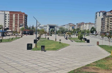 Elazığ’da kavurucu sıcaklardan dolayı cadde ve sokaklar boş kaldı 