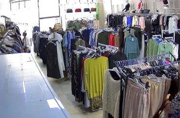 Elazığ’da mağazadan hırsızlık anı kamerada 