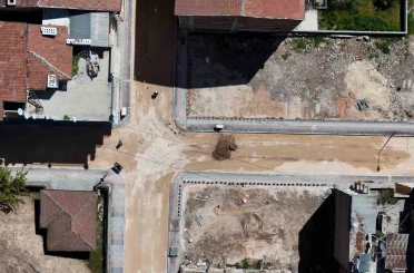 Elazığ’da mahallelerde yol ve kaldırım yenileme çalışması 