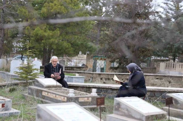Elazığ’da mezarlıklarda ziyaretçi yoğunluğu 