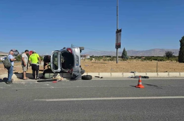 Elazığ’da motosikletle otomobil çarpıştı: 1’i ağır 2 yaralı 
