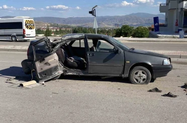 Elazığ’da otomobil, aydınlatma direğine çarptı: 1’i ağır 3 yaralı 