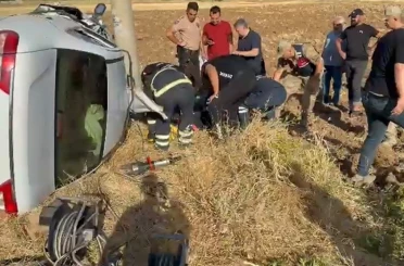 Elazığ’da otomobil yan yattı: 2 yaralı 