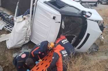Elazığ’da pikap şarampole uçtu: 2 yaralı 