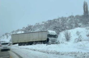 Elazığ’da şarampole kayan tır kara saplandı 