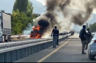 Elazığ’da seyir halindeki otomobil alev aldı 