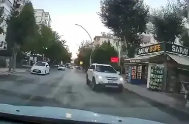 Elazığ’da ters şeritten gelen sürücü trafiği tehlikeye attı
