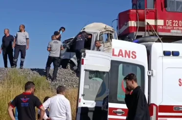Elazığ’da tren kamyonete çarptı: 1 yaralı 