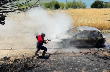 Elazığ’da yanan araç küle döndü 