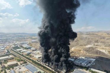 Elazığ’da yanan yalıtım fabrikası havadan görüntülendi