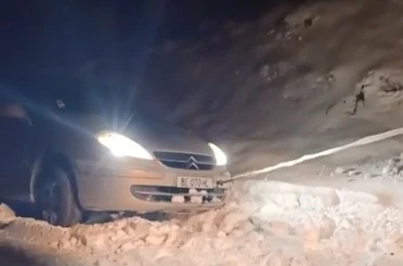 Elazığ’da yolda mahsur kalan araç kurtarıldı 