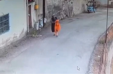 Elektrik direğindeki yatak örtüsünü alıp gitti 