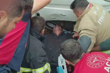 Elektrik direğine çarpıp ters dönen minibüste can pazarı yaşandı 