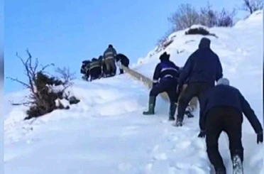 Elektrik şirketi ekipleri, kar yağışının 1 metreyi aştığı bölgede çalışmalarını sürdürüyor 