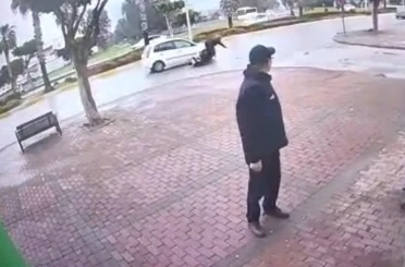 Elektrikli bisiklet sürücüsünü yola savuran kaza kamerada 