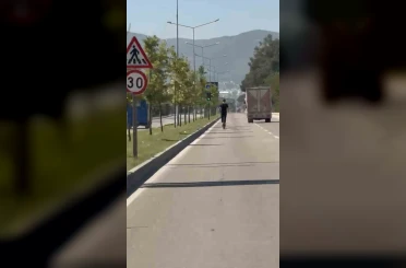 Elektrikli scooter üzerinde tehlikeli yolculuk kamerada 