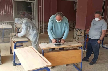 Elele veren idareci ve öğretmenler, ustaya ihtiyaç duymadan okullarını yeniliyor 