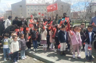Eleşkirt’te çocuklar ilk bayramlarını aileleriyle okulda kutladılar 