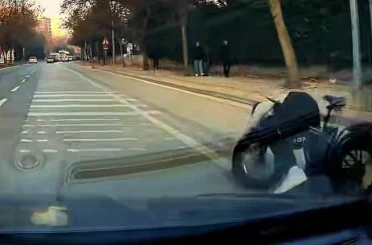 Eli cebinde bisikletle giderken araba altında kalmaktan son anda kurtuldu