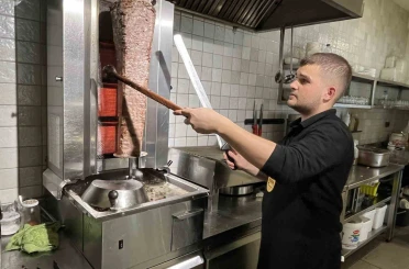 Eli kalem değil kepçe tuttu, 17 yaşında 30 çeşit yemek çıkartıyor 