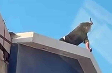 Elindeki bıçakla korku dolu anlar yaşatan şahsı ekipler ikna etti 