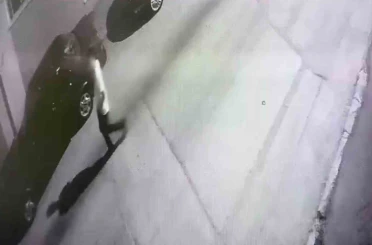 Elini öptüğü yaşlı adamın 2 milyon liralık altınını çalan dolandırıcı başka bir vurgunun parasıyla yakalandı 