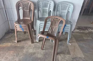Emanet edilen sandalye ve masalara zarar verdiler
