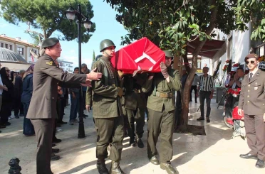 Emekli astsubaya askeri törenle veda 