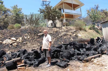 Emekli itfaiyeci, yılların tecrübesiyle evini alevlere teslim etmedi 