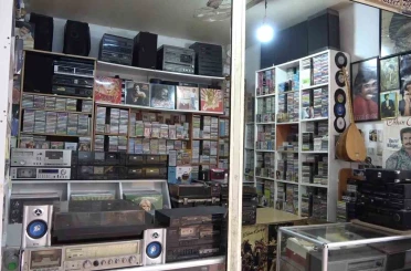 Emekli olunca evdeki kaset ve plaklarla iş yeri açtı 