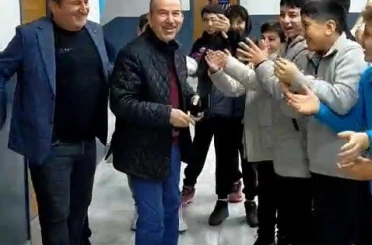 Emekliye ayrılan 42 yıllık öğretmene duygusal veda 