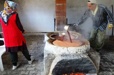 Emet Yağcık köyünde asırlardır eski usulle üzüm pekmezi yapımı geleneği sürdürülüyor 