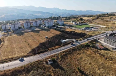 Emet’te arazi yangını korkuttu: Bir itfaiye eri dumandan etkilendi 