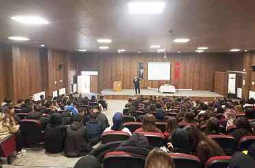 Emet’te lise öğrencilerine "Hz. Peygamber ve Şahsiyet İnşası" başlıklı konferans 