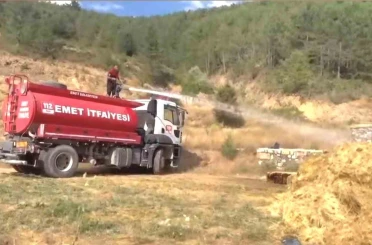 Emet’te saman yüklü kamyonet alev aldı 
