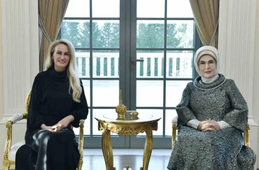 Emine Erdoğan, KKTC Cumhurbaşkanı’nın eşi Nilden Bektaş Erhürman ile bir araya geldi 