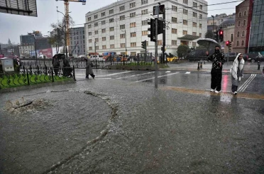 Eminönü’nü su bastı, yollar göle döndü 