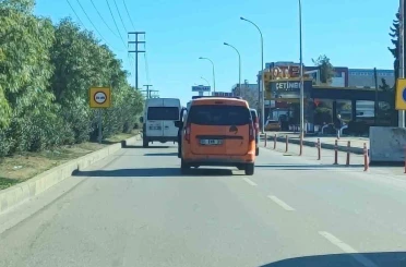 Emniyet kemerini kazalı kapıya bağladı 