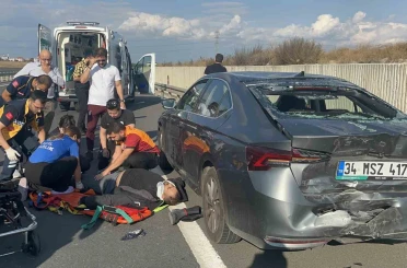 Emniyet şeridindeki otomobile motosiklet çarptı: 1 yaralı 