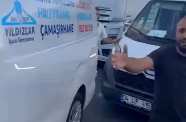 Emniyet şeridinden kaynak yaptılar, tepki gösteren sürücüye saldırdılar 