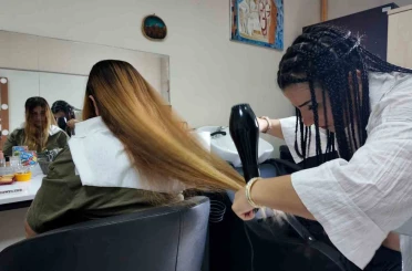 En özel kuaförler yeteneklerini anneleriyle paylaştı 