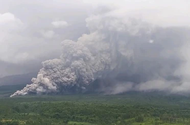 Endonezya'da yanardağ patladı